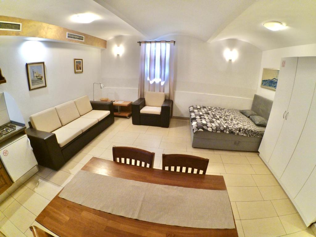 sala de estar con sofá y mesa en Carla Studio Apartment, en Zagreb