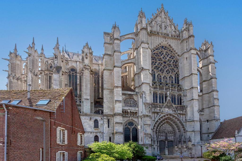 uma grande catedral com um céu azul claro em Un petit coin de Moyen Âge em Beauvais