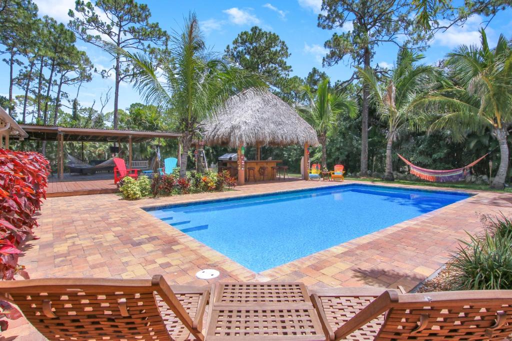 สระว่ายน้ำที่อยู่ใกล้ ๆ หรือใน Private Tropical Paradise Guesthouse!