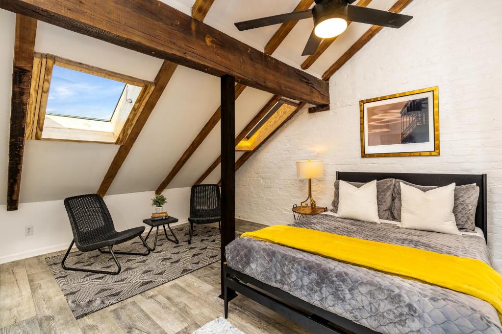 una camera da letto con un letto e un ventilatore a soffitto di Saint Philip Residence a New Orleans