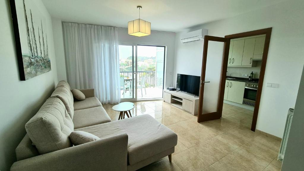TV a/nebo společenská místnost v ubytování Dimi Holidays Porto Cristo SLU Meerblick Apartment 2 -Hafen Porto Cristo 120 m zum Strand
