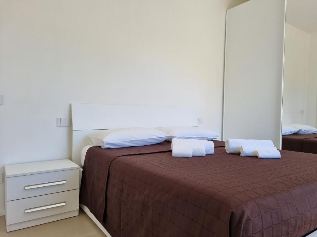 sypialnia z łóżkiem z dwoma ręcznikami w obiekcie APPARTAMENTO VILLA MARIA w Rzymie