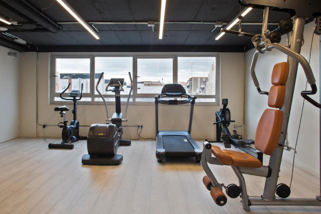 Fitness centrum a/nebo fitness zařízení v ubytování Aparthotel Bcn Montjuic
