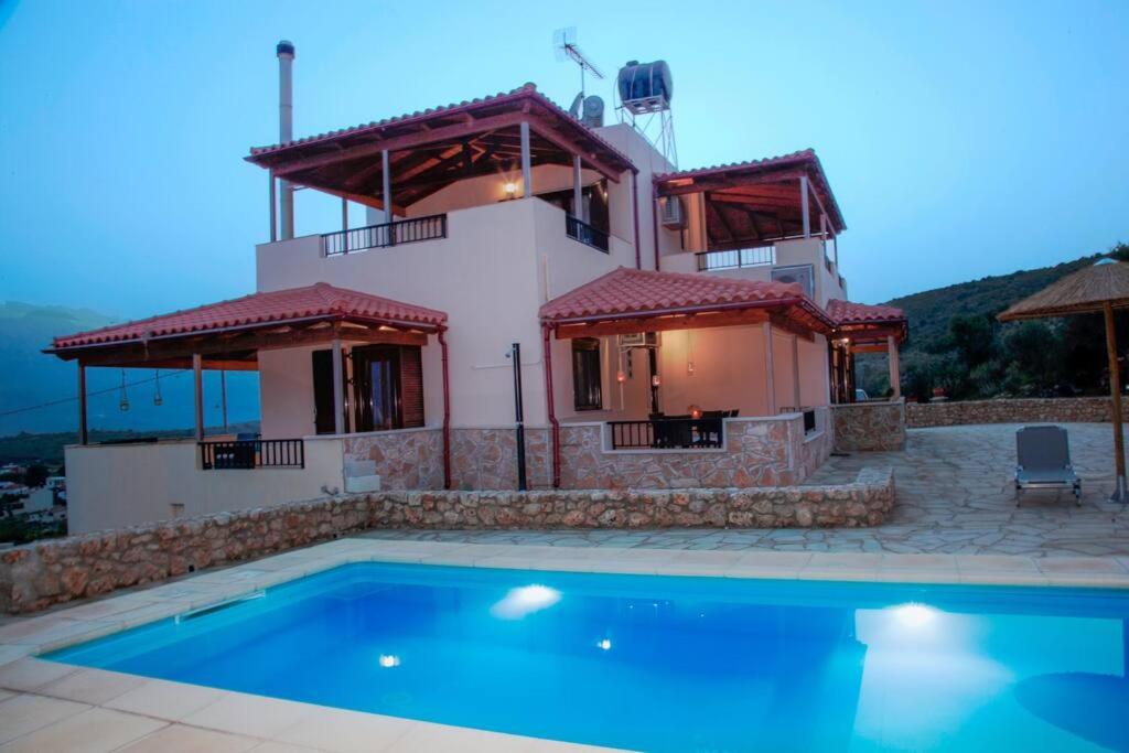 Villa con piscina frente a una casa en Direti villa, en Kalamitsi Amygdali