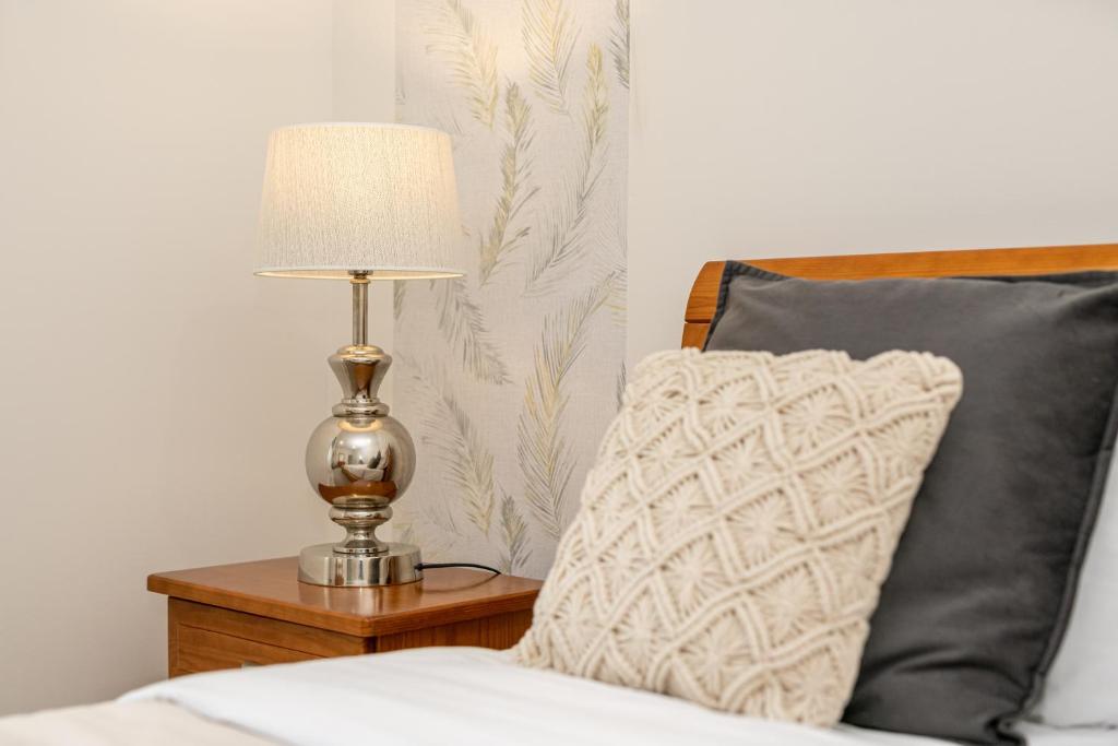 una lampada su un tavolo accanto a un letto con cuscino di Casa dos Avós a Ginetes