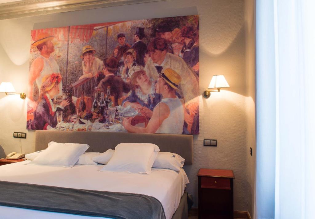 A bed or beds in a room at Los Angeles Hotel & Spa