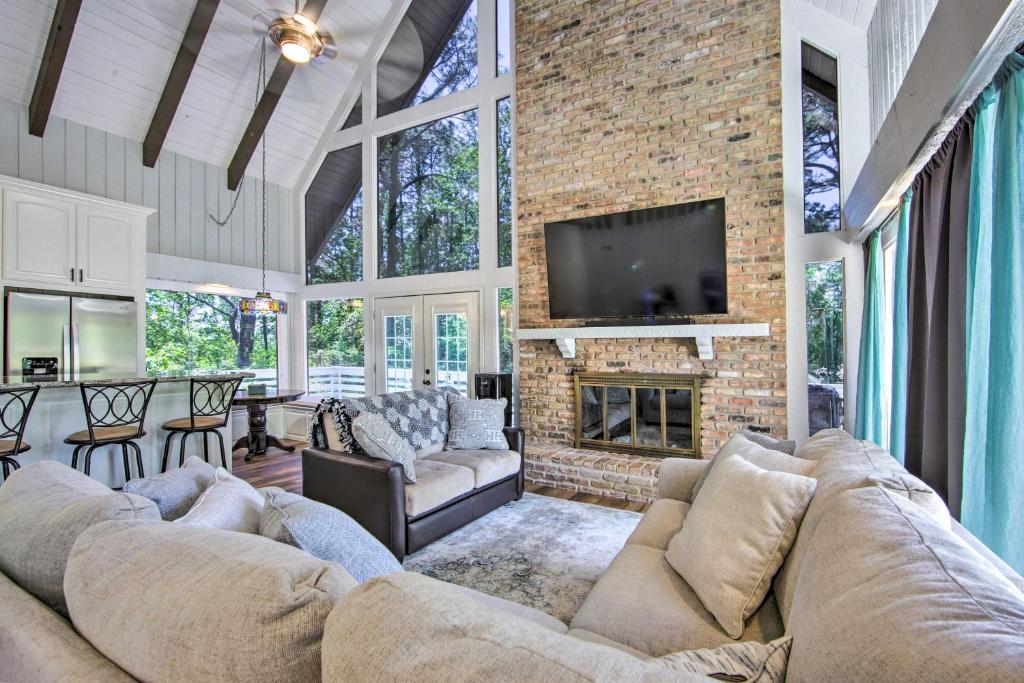 TV a/nebo společenská místnost v ubytování Brookeland Resort Cabin with Golf and Lake Access