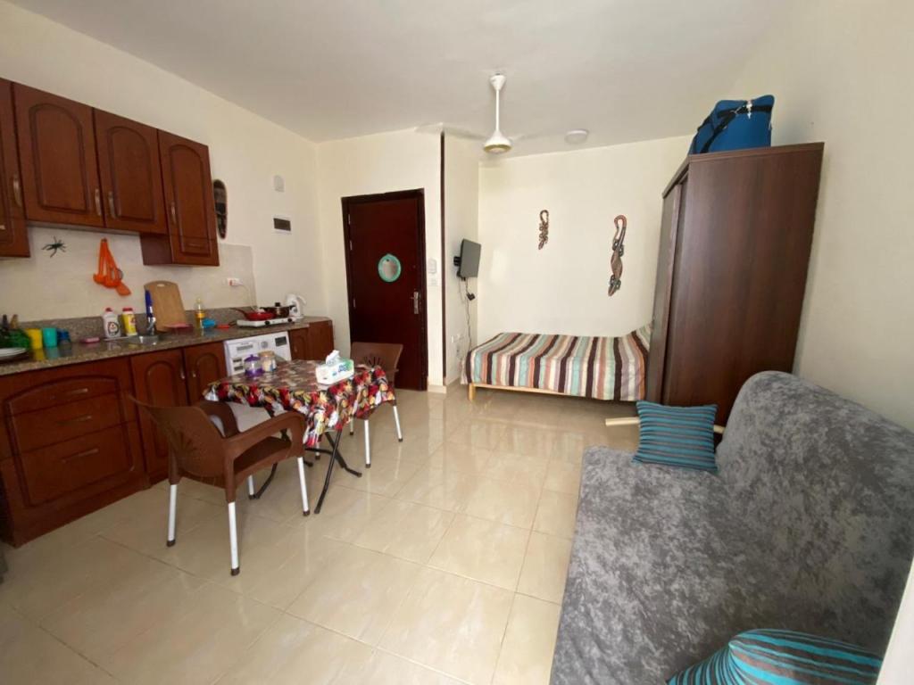 Чудесная студия в комплексе с бассейном рядом с бесплатным пляжем