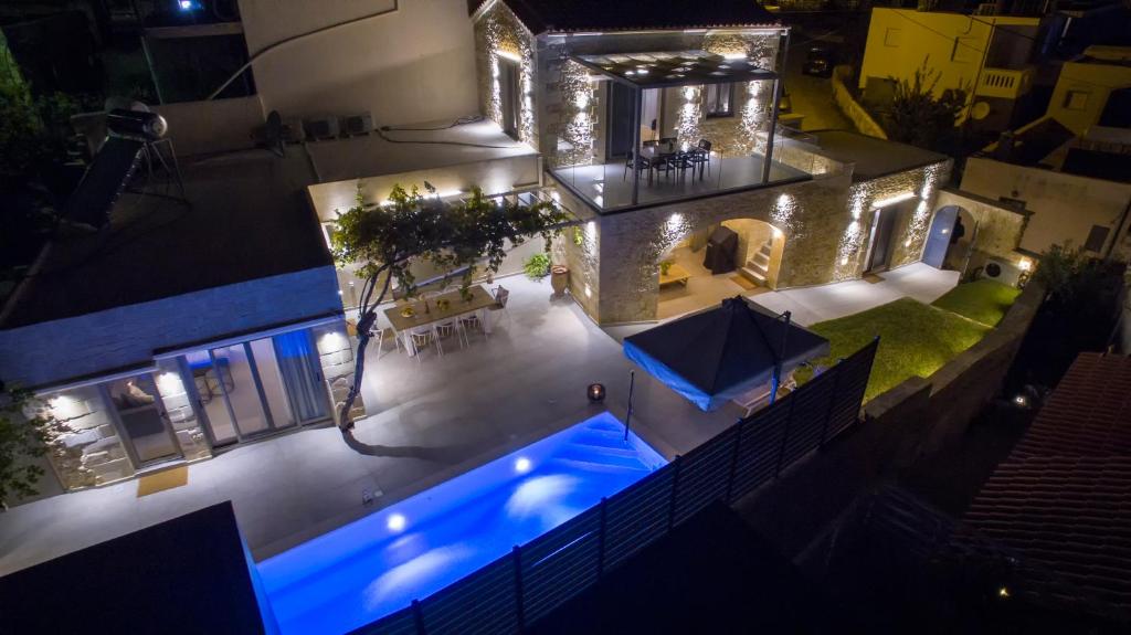 una vista aérea de una piscina por la noche en Casa di Grimpili, en Kolimvárion