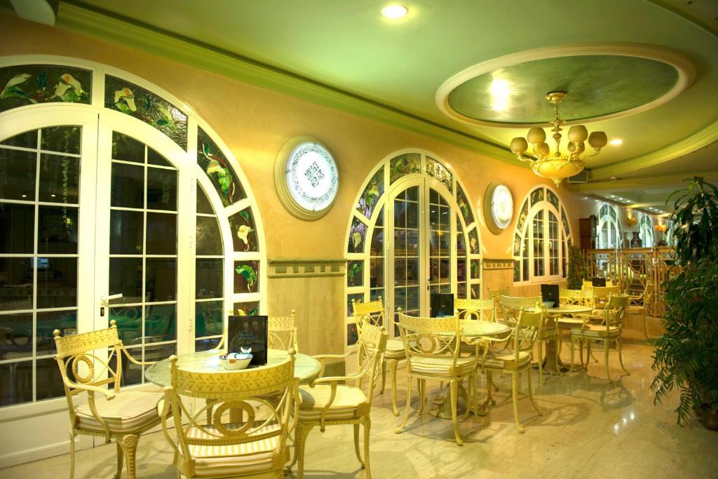 A restaurant or other place to eat at Los Angeles Hotel & Spa