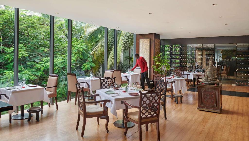 Restaurace v ubytování Hyatt Regency Dar es Salaam, The Kilimanjaro