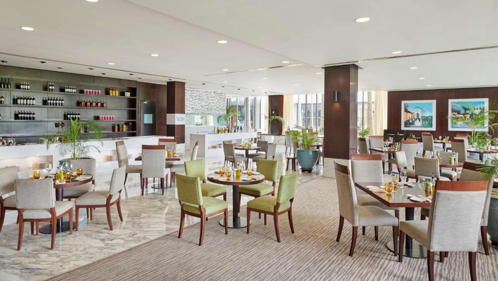 Restaurace v ubytování Hyatt Regency Dar es Salaam, The Kilimanjaro