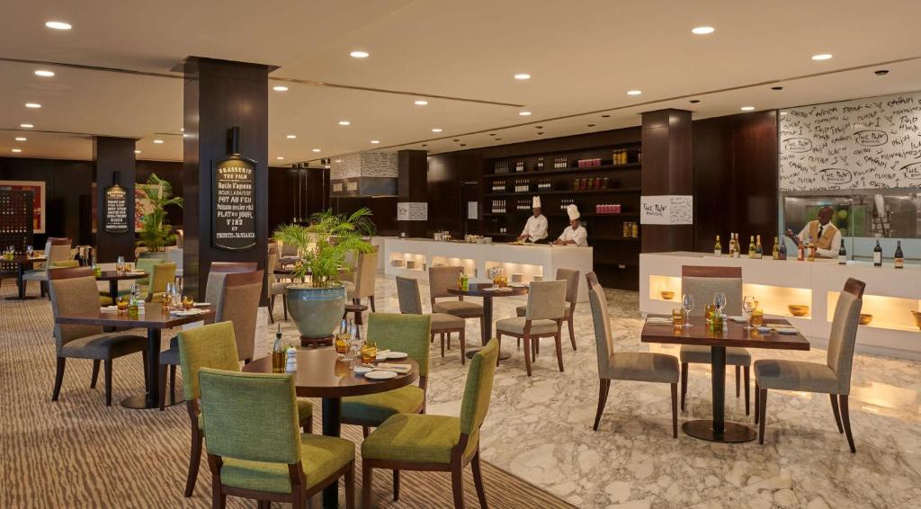 Restaurace v ubytování Hyatt Regency Dar es Salaam, The Kilimanjaro