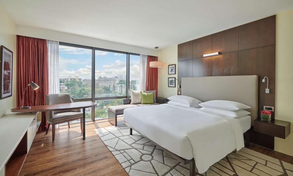Postel nebo postele na pokoji v ubytování Hyatt Regency Dar es Salaam, The Kilimanjaro