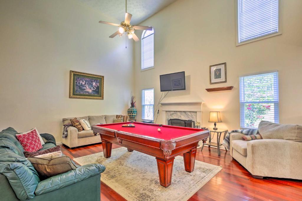 uma sala de estar com uma mesa de bilhar vermelha em Pet-Friendly Home with Yard about 15 Mi to Atlanta! em Fairington