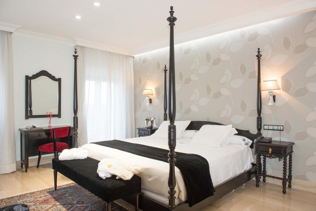 A bed or beds in a room at Los Angeles Hotel & Spa