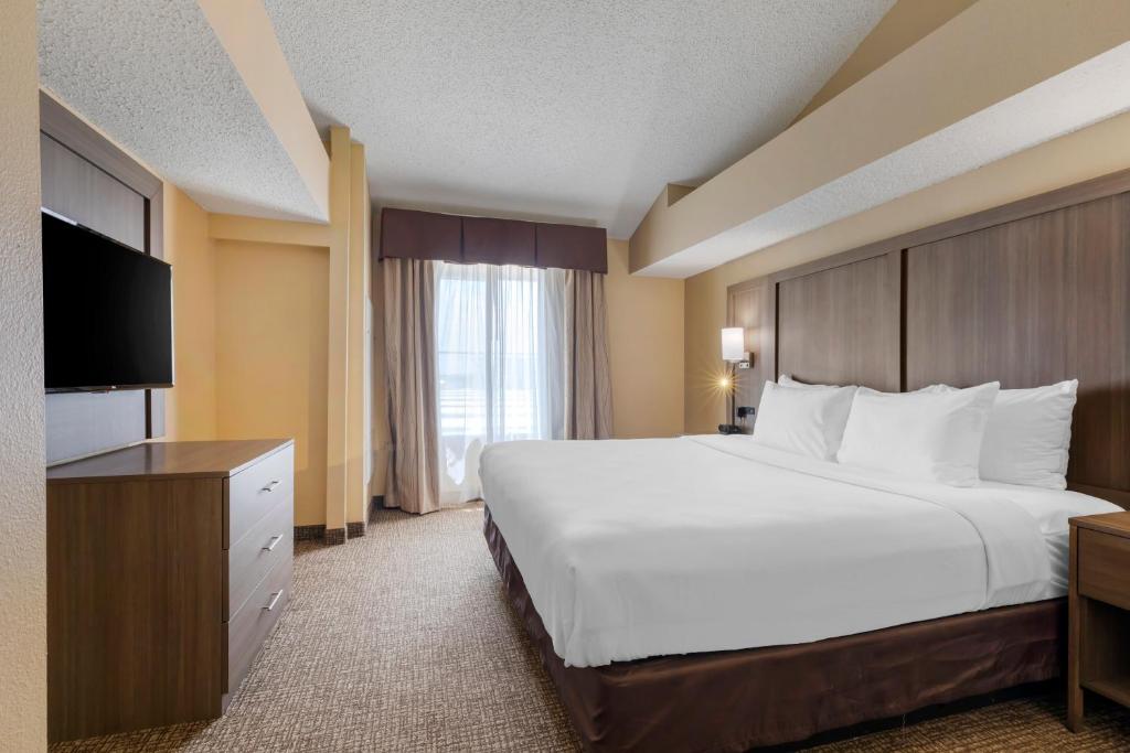 Comfort Suites DFW Airport - King Suite With Whirlpool - Non-Smoking