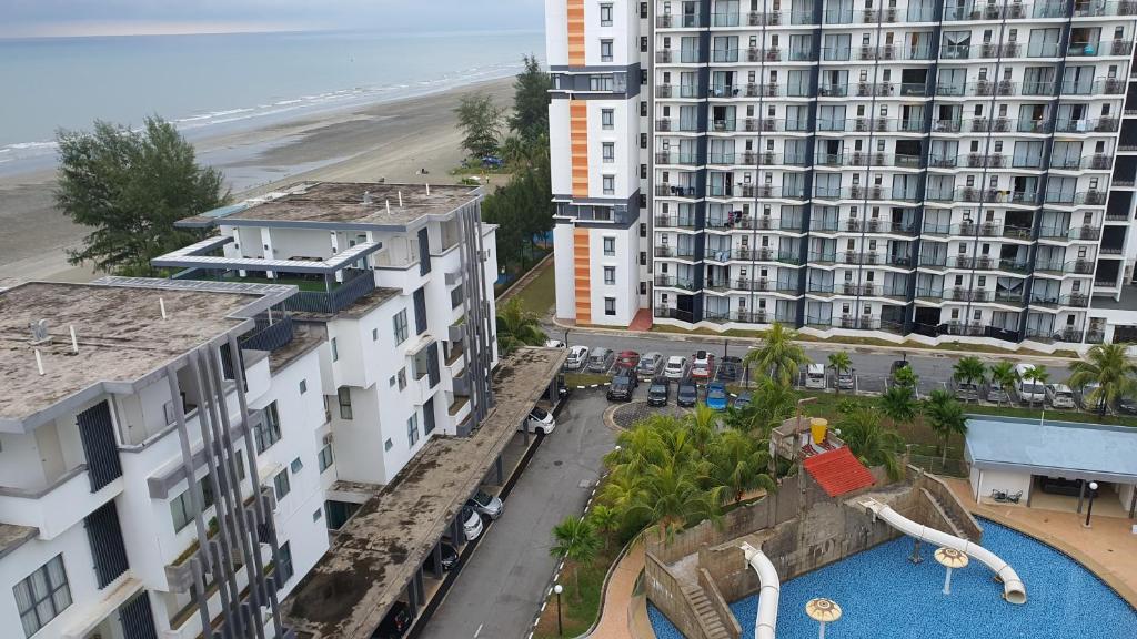 - une vue aérienne sur un bâtiment et la plage dans l'établissement Swiss Garden Resort Residence, studio, sea & pool view, high level unit, à Kuantan