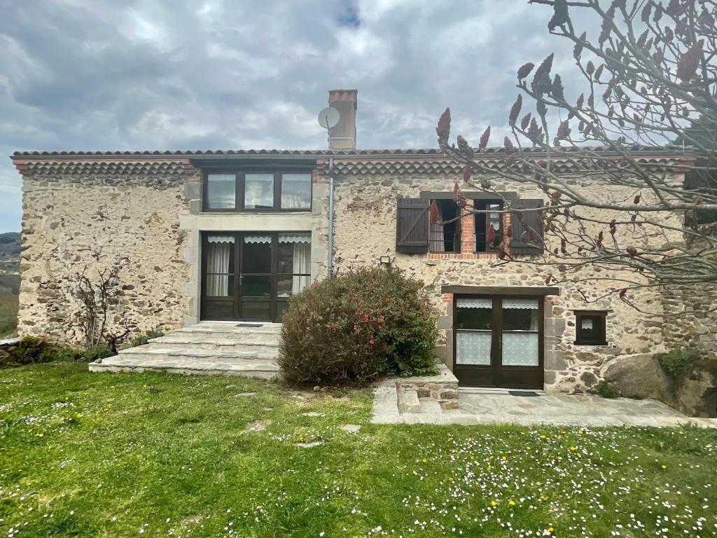 a large stone house with a grass yard at Gîte Saint-Ilpize, 4 pièces, 8 personnes - FR-1-582-207 in Saint-Ilpize