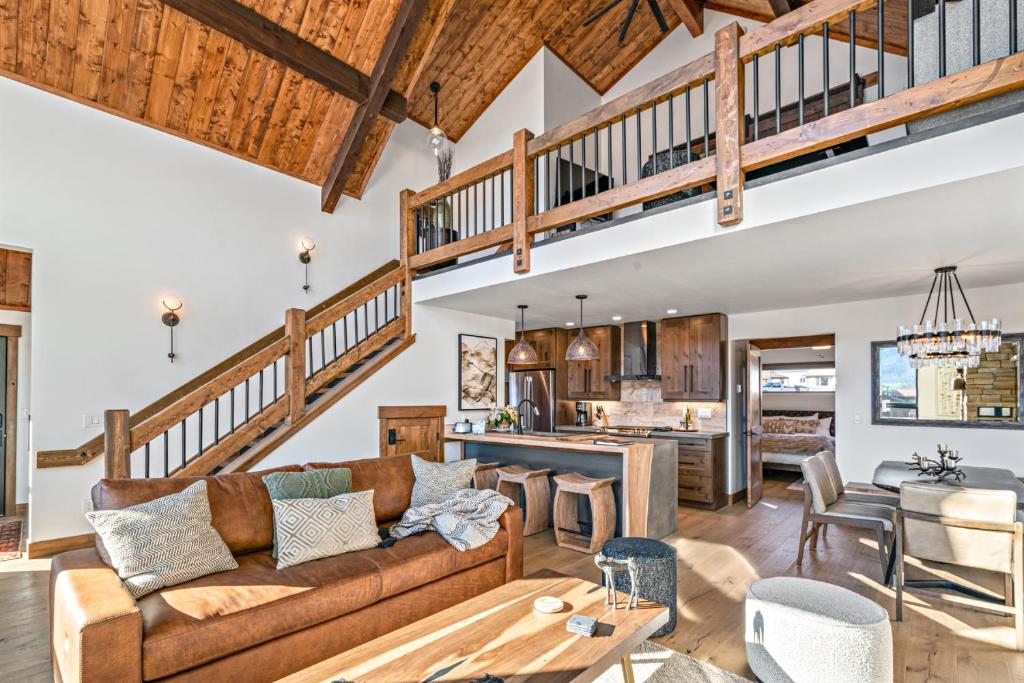 Brand NEW Located on Lake Estes Private Jacuzzi Two Patios Indoor and