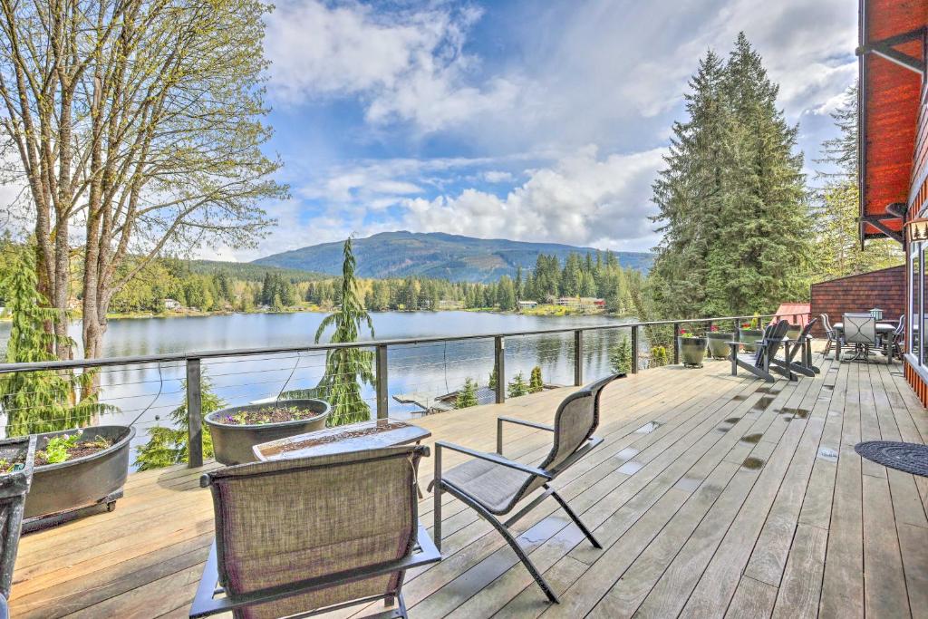 Bellingham Area Getaway on Lake with Hot Tub!, SedroWoolley