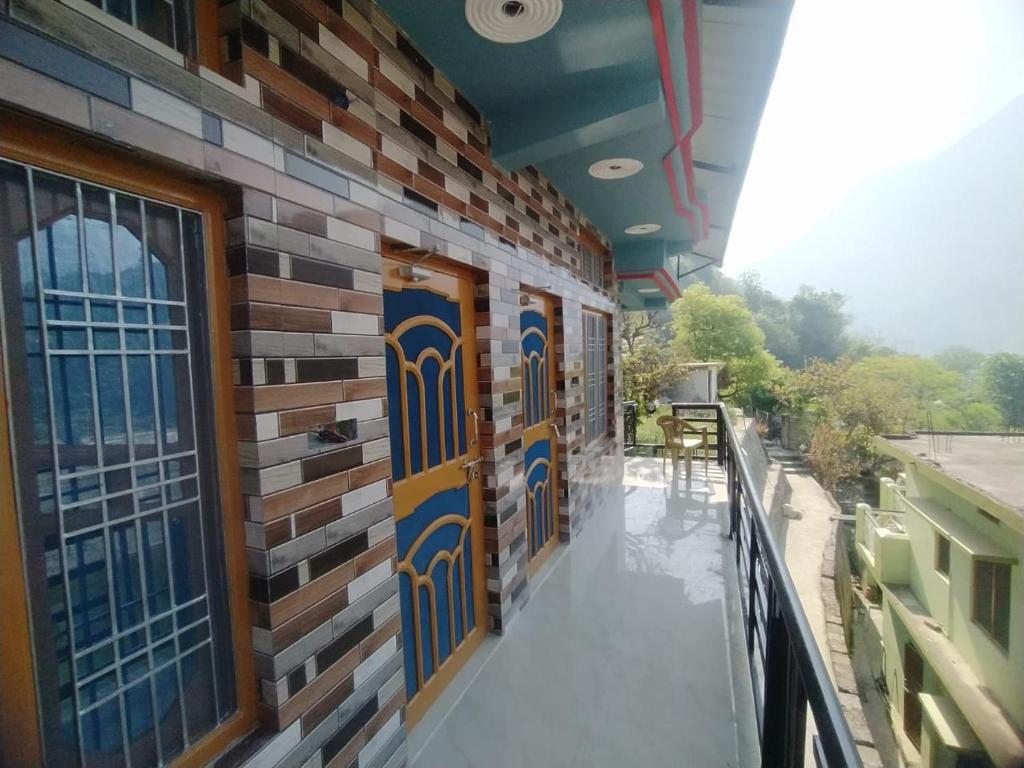 un pasillo de un edificio con puertas y ventanas en The Gangotri Homestay By Preet rS, en Barkot