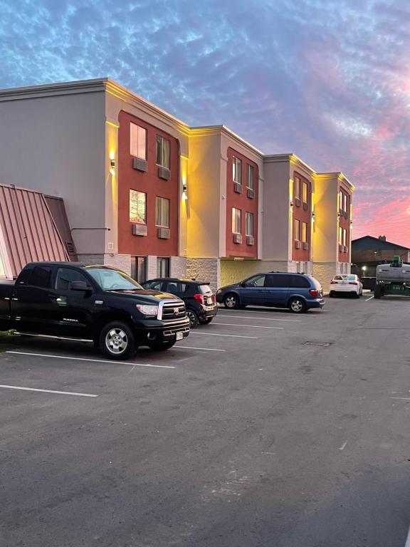 un estacionamiento con autos estacionados frente a un edificio en Niagara Lodge & Suites en Cataratas del Niágara
