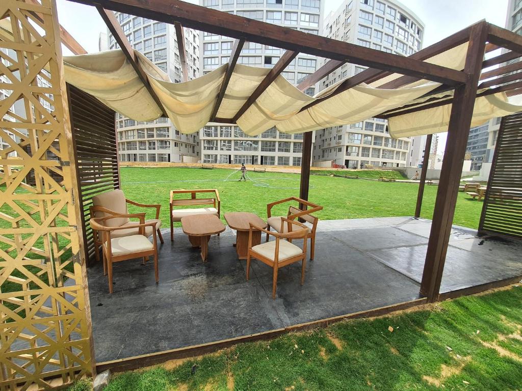 een patio met stoelen en een tafel met een luifel bij STUDIO Fakhr - Luxury apartment in Cairo in Caïro