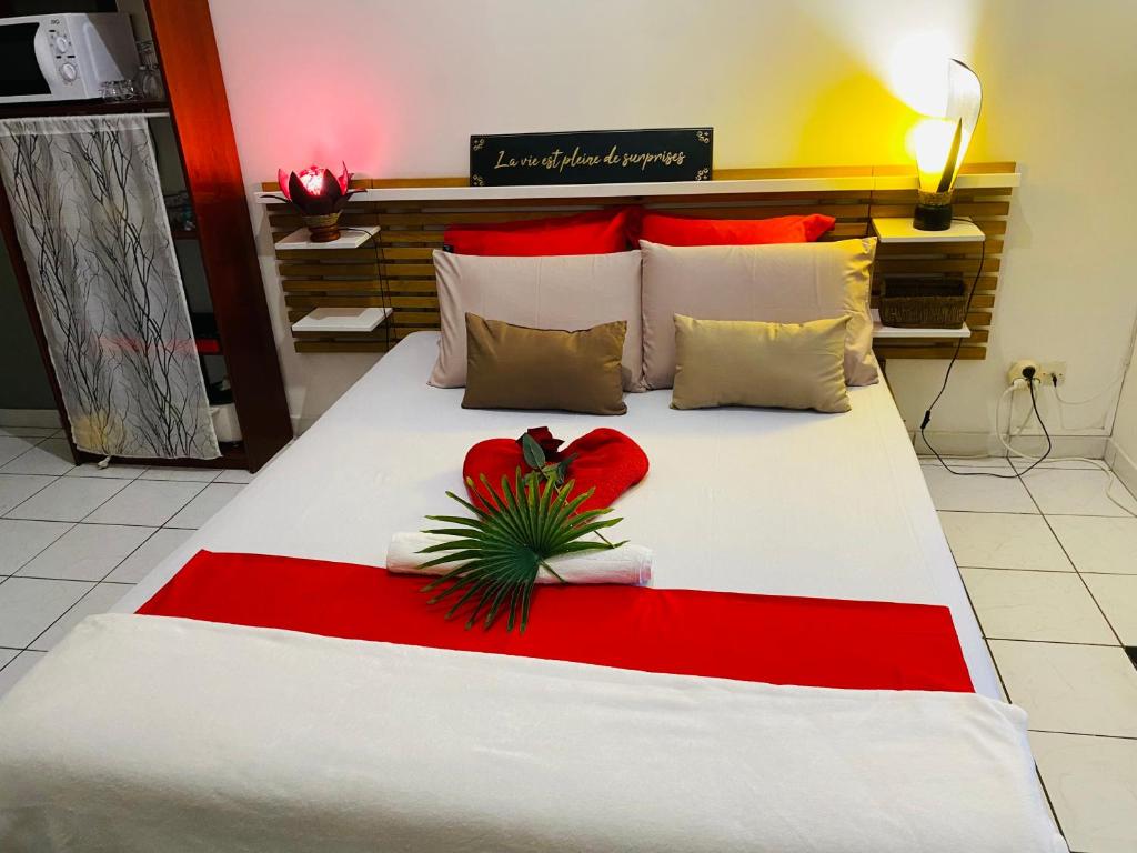 Postel nebo postele na pokoji v ubytování SERENITY piscine au sel