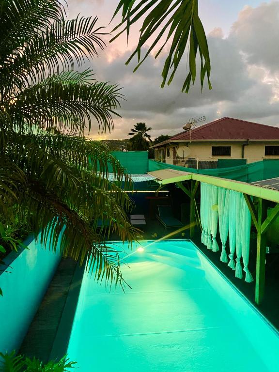 Bazén v ubytování SERENITY piscine au sel nebo v jeho okolí