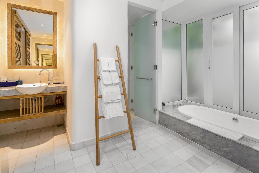 King Junior Suite with Terrace and Bathtub