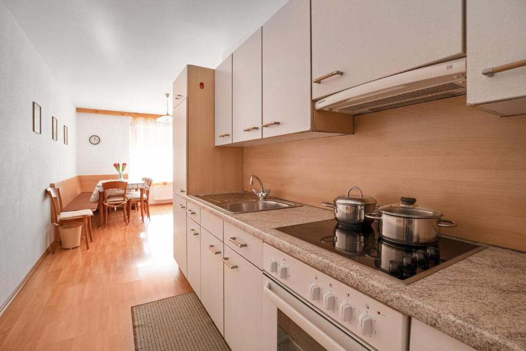 A kitchen or kitchenette at Appartements Beikircher