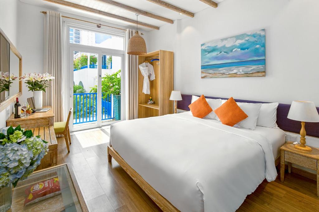 Phòng Deluxe Có Giường Cỡ King Và Ban Công - Nhìn Ra Hồ Bơi/Thành Phố