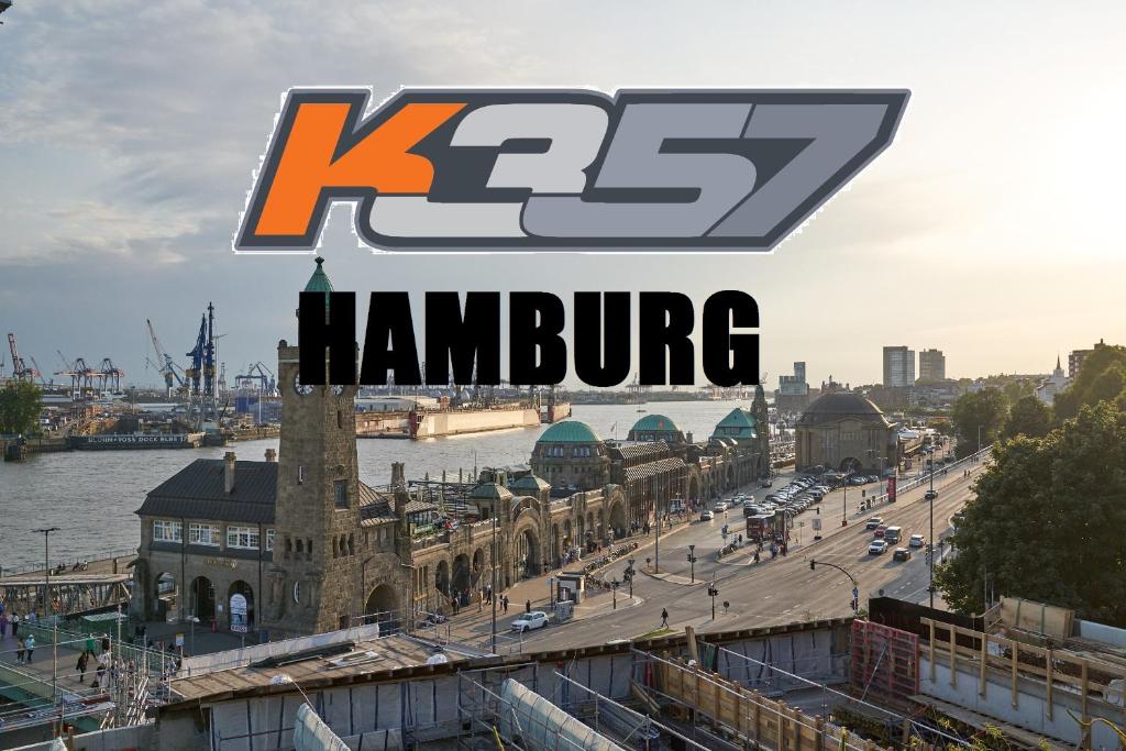un cartello che legge Hamburg con una citta' di K 357 - Personal, Monteurzimmervermittlung und Vermietung Hamburg ad Amburgo