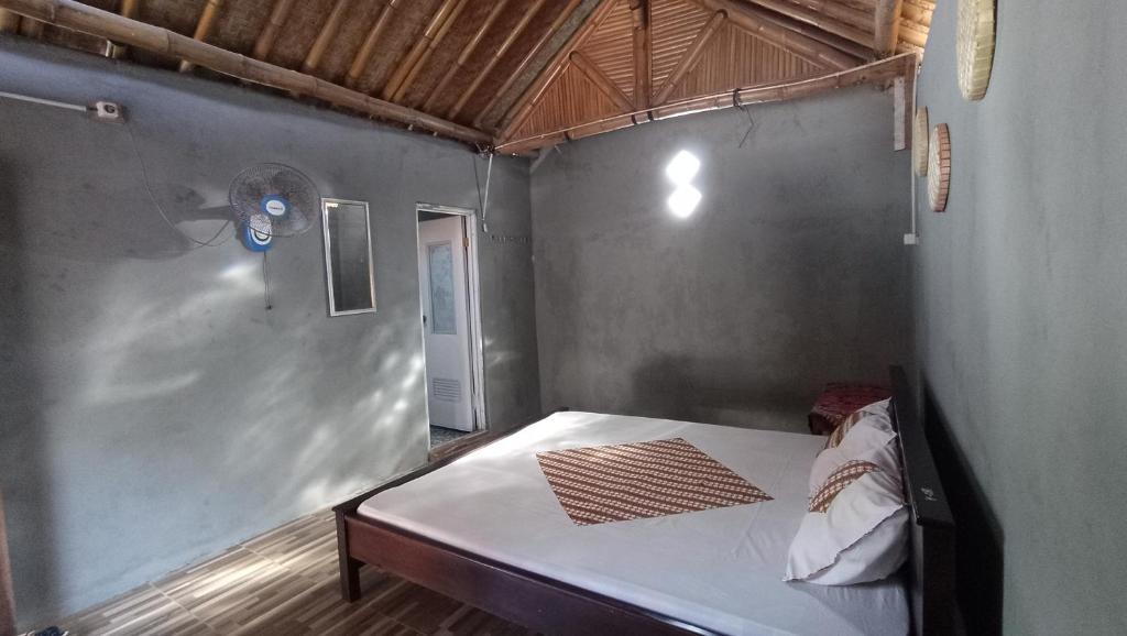 Postel nebo postele na pokoji v ubytování Harry's Ocean House Watukarung Homestay