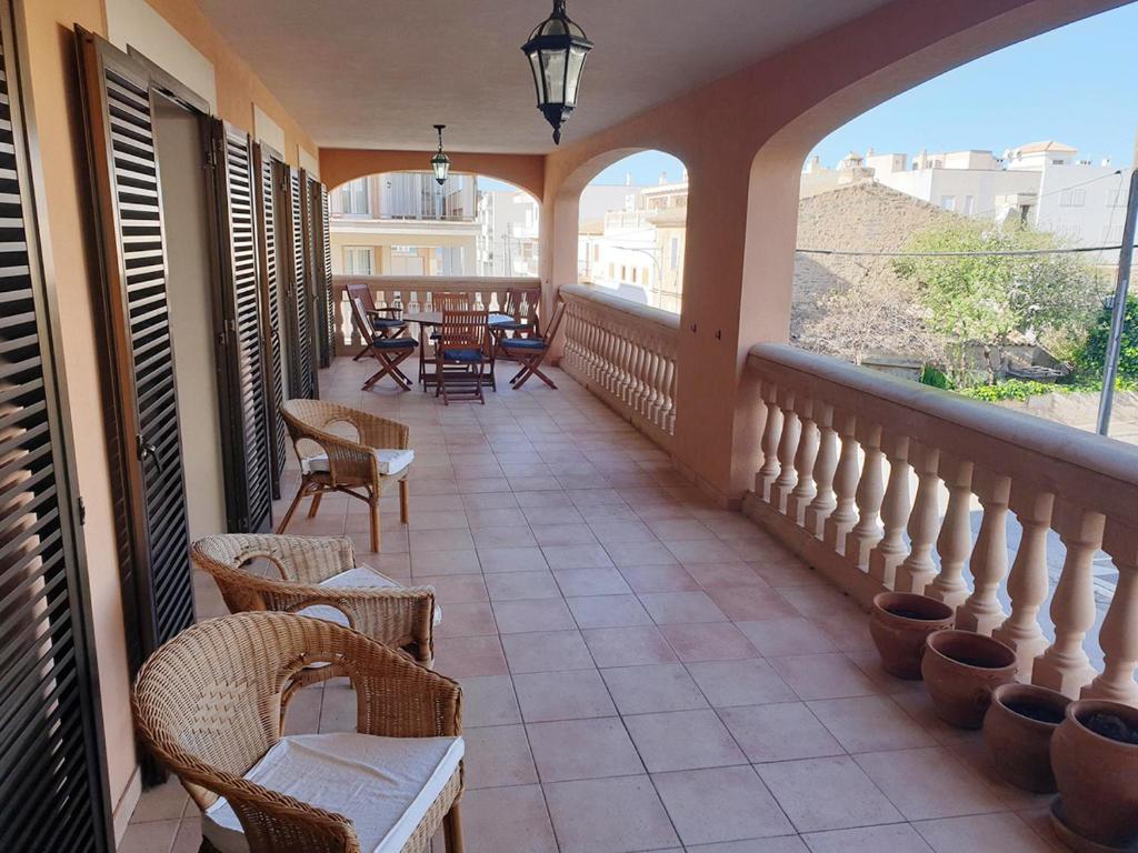 un balcone con sedie e tavoli e un patio con vista. di Sol 28 a Colonia Sant Jordi