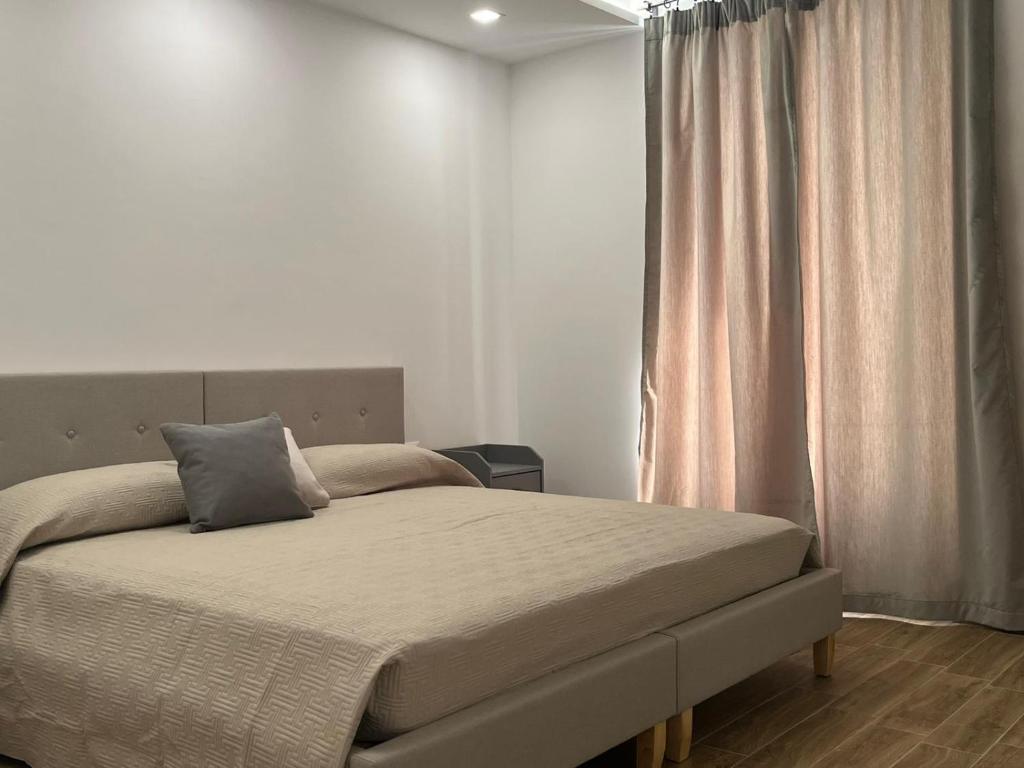 sypialnia z łóżkiem i oknem w obiekcie B&B DEA Gela w mieście Gela