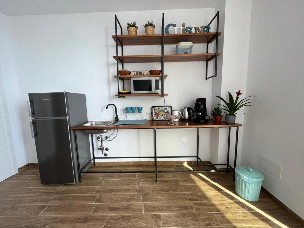 kuchnia z biurkiem i lodówką w obiekcie B&B DEA Gela w mieście Gela