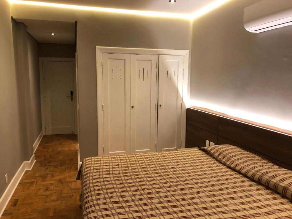 Cama ou camas em um quarto em San Raphael Hotel