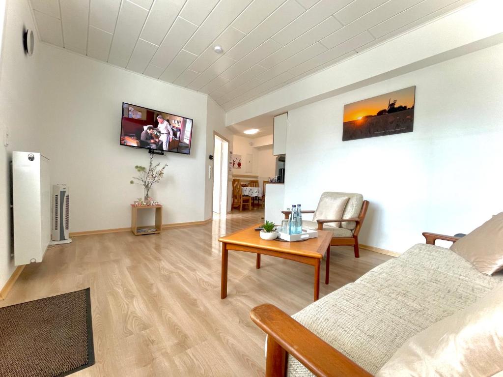 ein Wohnzimmer mit einem Sofa und einem Tisch in der Unterkunft Schlafen wie Zuhause Monteur und Ferienwohnungen in Rahden