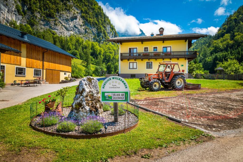 Vista generica sulle montagne o vista sulle montagne dall'interno del bed & breakfast