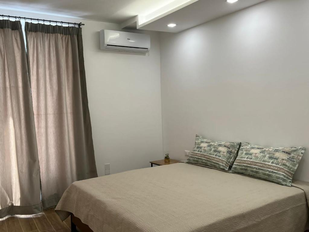 Łóżko lub łóżka w pokoju w obiekcie B&B DEA Gela