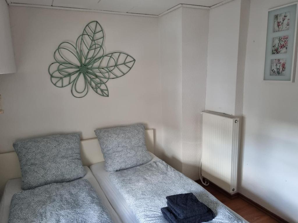 ein Wohnzimmer mit einem Sofa und einer Blume an der Wand in der Unterkunft Schöne Wohnung im Zentrum von Ahnatal in Weimar