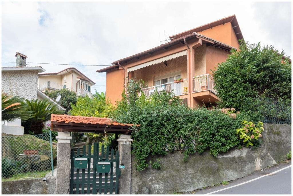 a house with a gate in front of it at Villa Silvia, indipendente con giardino privato e garage in Varazze