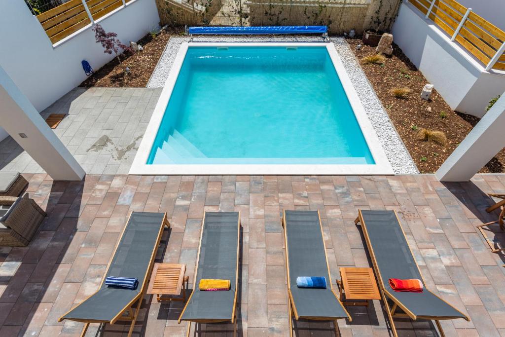 Bazén v ubytovaní Villa Sulic - Heated Pool and Mountain View alebo v jeho blízkosti