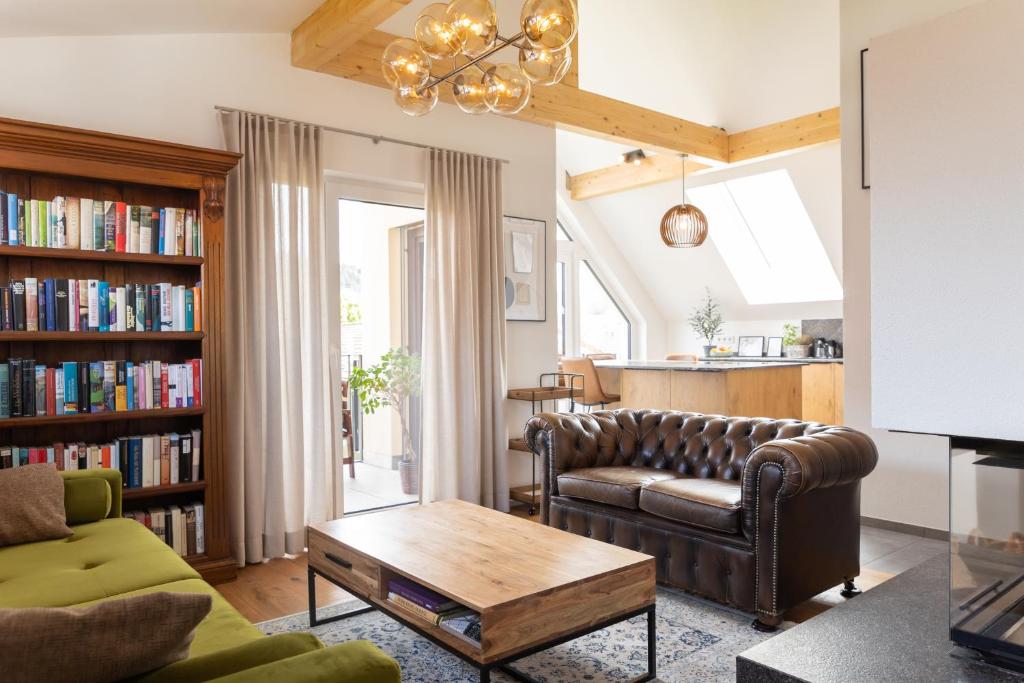 - un salon avec un canapé et une table basse dans l'établissement Design Wohnung `Eiche´ auf dem Bodanrück, à Radolfzell am Bodensee
