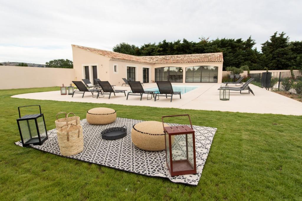 a backyard with a table and chairs and a patio at MAISON LAVANDE du MAS LOU CAPY in Salon-de-Provence