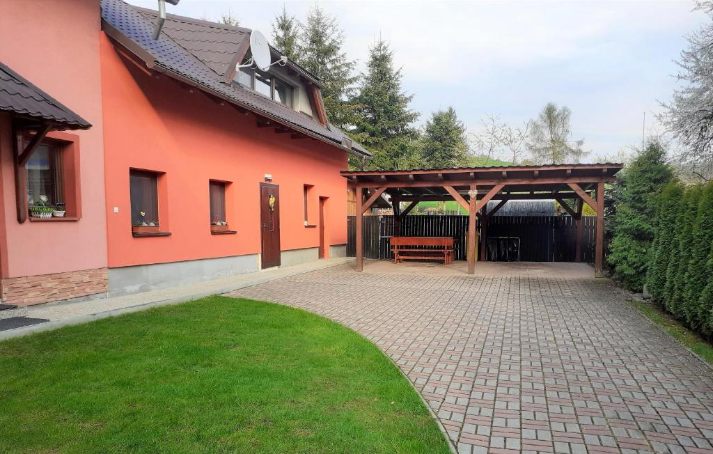 歐拉爾斯基波札莫克的住宿－Ubytovanie v Lihôtke，房屋的庭院,设有长凳和凉亭