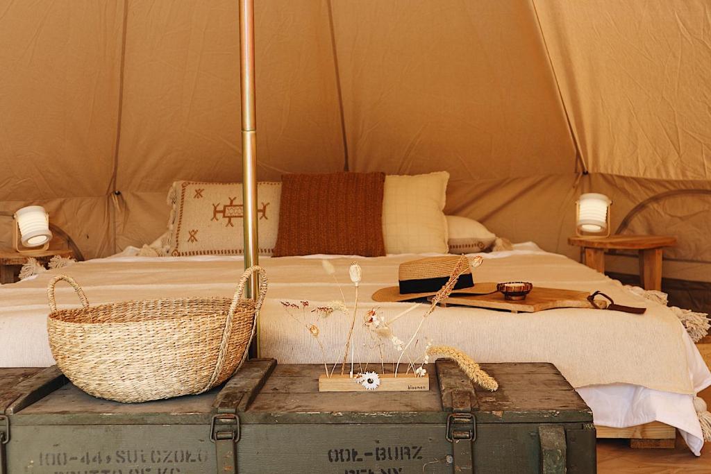 Postel nebo postele na pokoji v ubytování Bell Tent Parc Bûten Jubbega