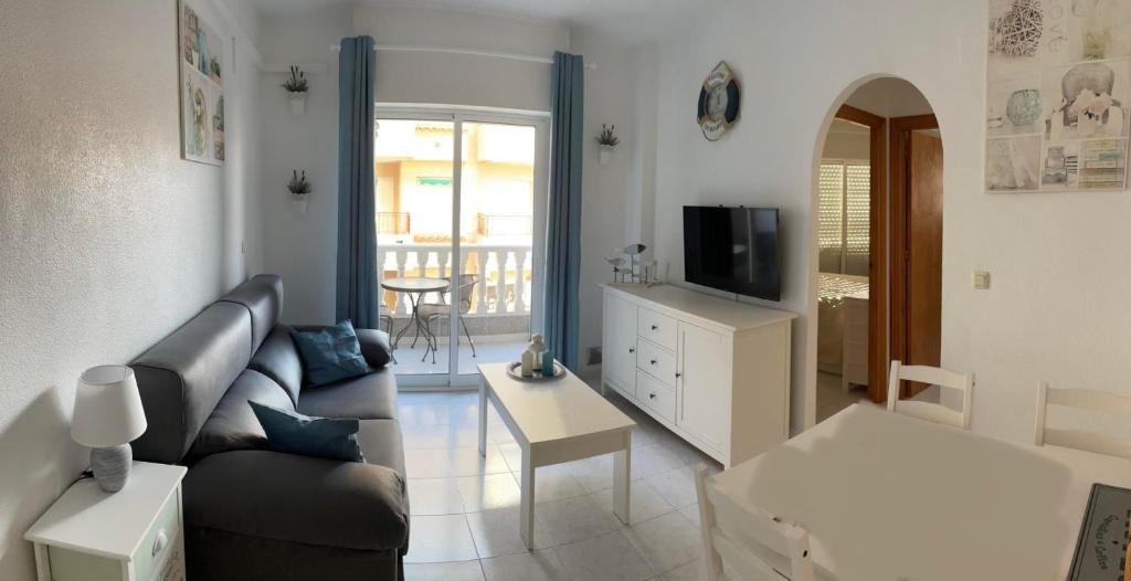 salon z kanapą i telewizorem w obiekcie El Acequion Appartement 4 personnes à 100m plage w mieście Torrevieja